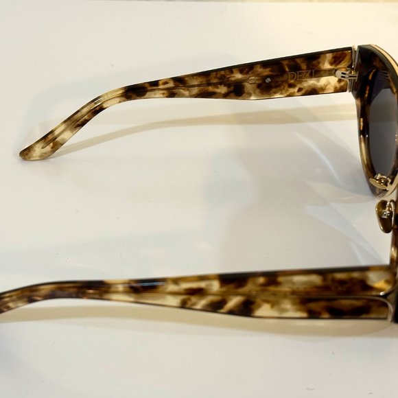 DEZI eyewear - CHARGE IT